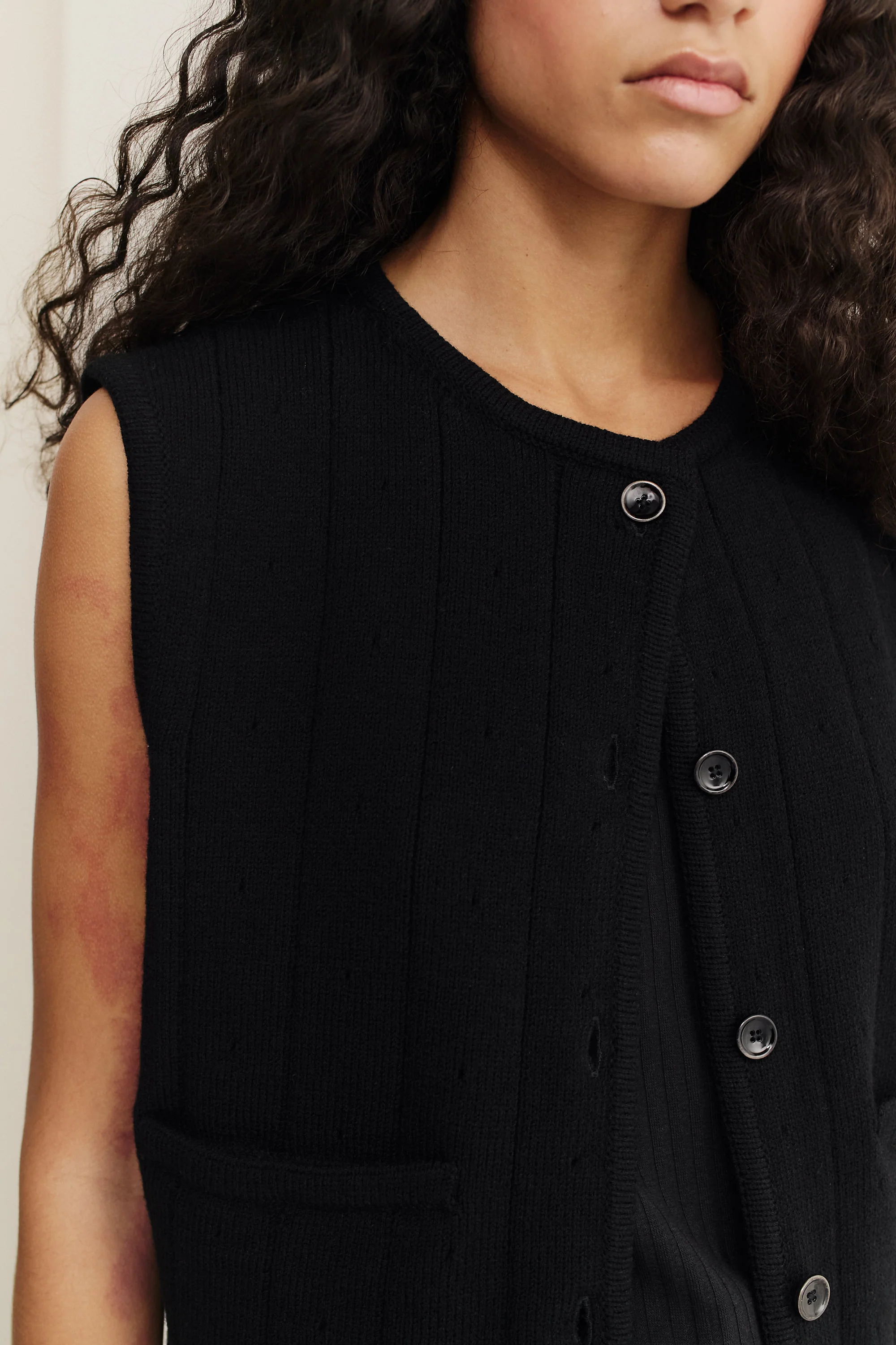 MERU KNIT VEST - Image 6