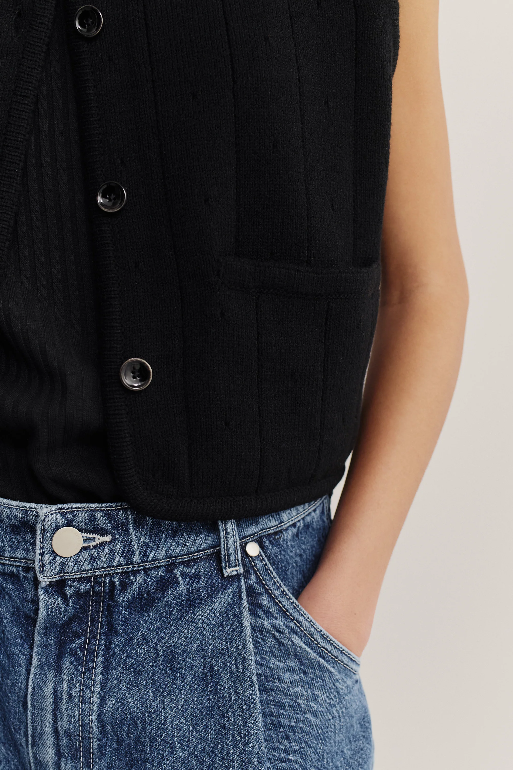 MERU KNIT VEST - Image 8