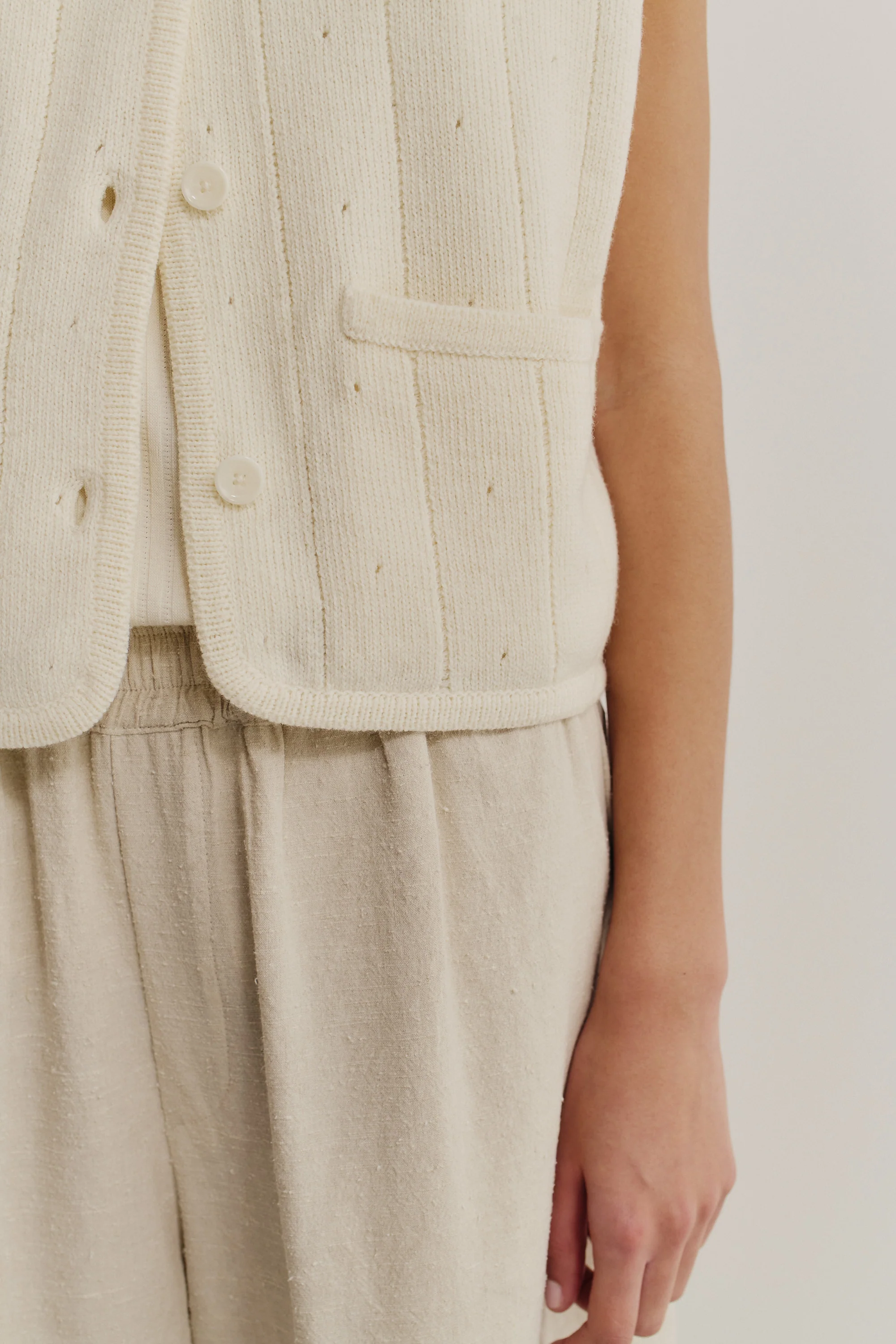 MERU KNIT VEST - Image 9
